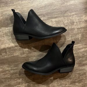 7.5 Universal Thread Black Booties